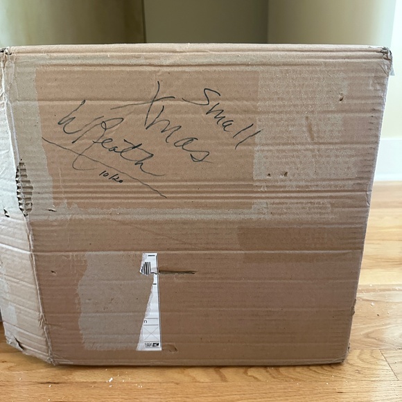 Victorian Themed Christmas Lights and Musical Artificial Wreath - Picture 13 of 16